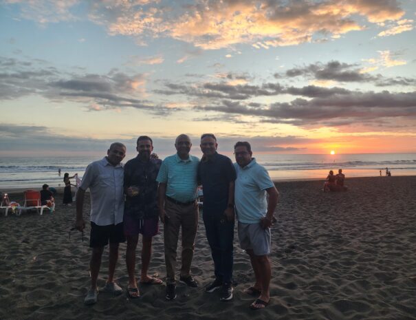 Clientes en la playa atardecer